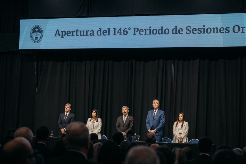 Rogelio Frigerio y las autoridades de la legislatura de Entre Rios. 