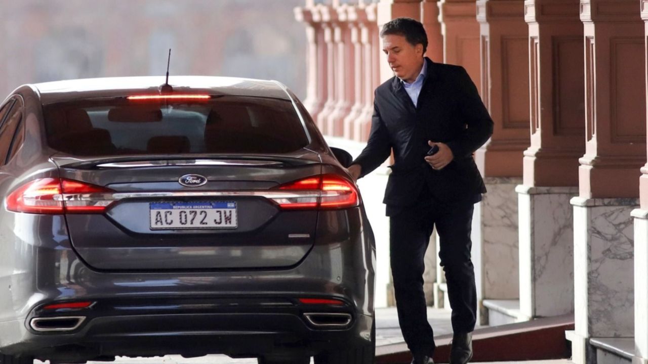 Tuteo, elogio y golpe electoral en la carta de renuncia de Dujovne