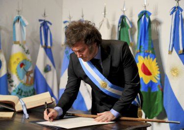 Javier Milei firmó el DNU del acuerdo con el FMI.