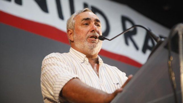 Miguel Fernández habla a la militancia en Mar del Plata.