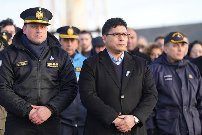 El gobernador de Santa Cruz Claudio Vidal no termina de cerrar el conflicto policial, que tampoco es el único.