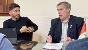 Maximiliano Pullaro junto a su ministro de Economía, Pablo Olivares, encargado de negociar con Diego Santilli.