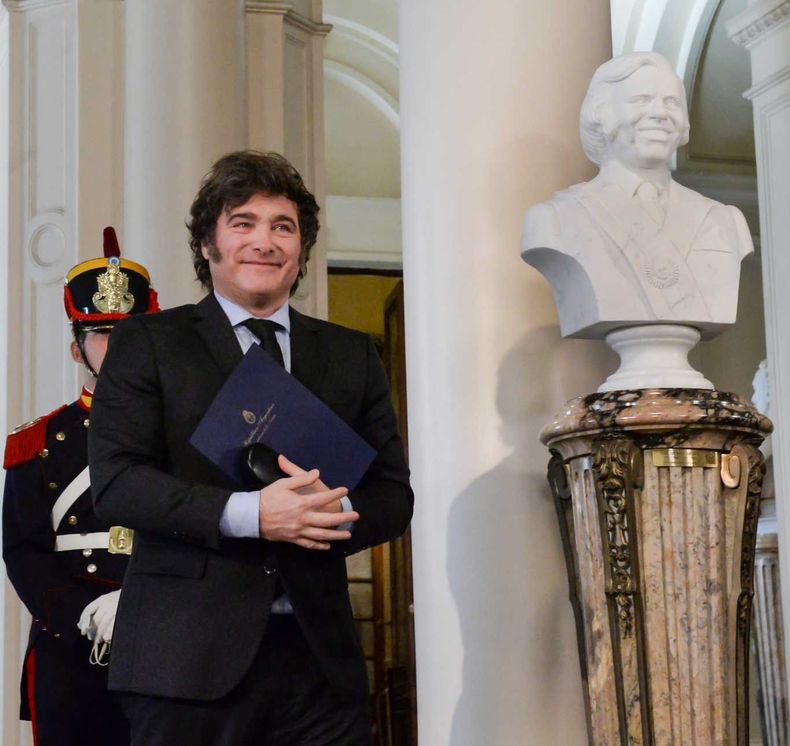 Javier Milei junto al busto de Carlos Menem en la Casa Rosada.