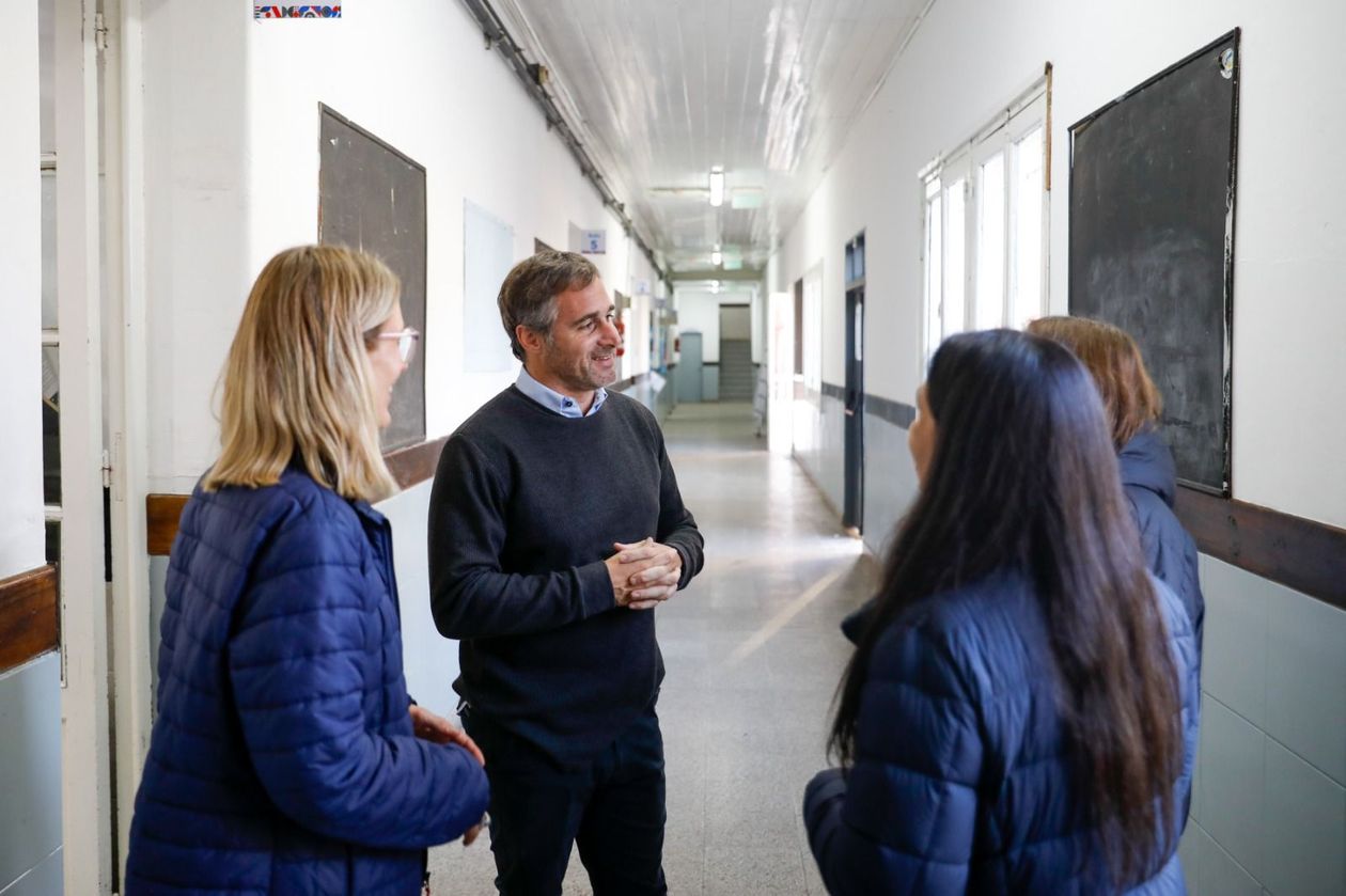 Federico Achával recorrió las obras en escuelas de Pilar.