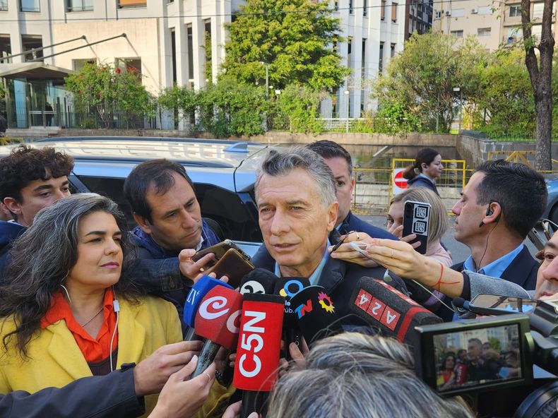 Macri denuncia ante la prensa el intento de fraude digital.
