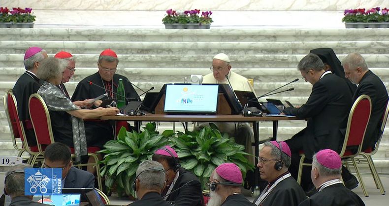 El papa Francisco participa de la primera jornada de la asamblea sinodal
