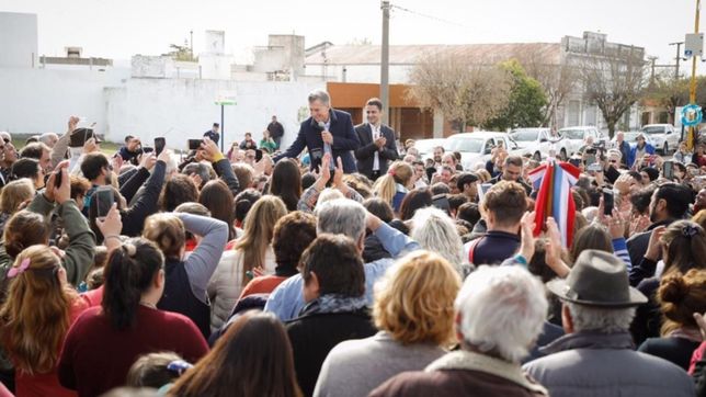 de banquina a banquina: el gobierno ahora sale a promover el voto en las paso