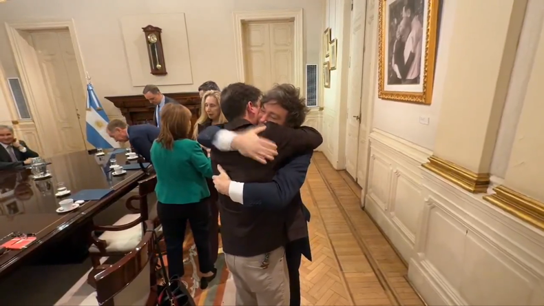 Javier Milei abraza a Javier Milei. 