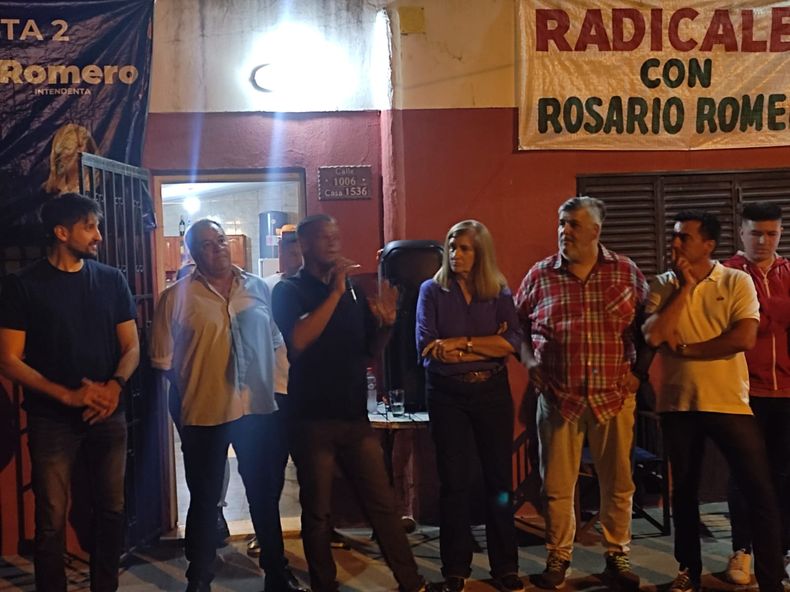 La candidata a intendenta de Paran&aacute; por M&aacute;s para Entre R&iacute;os, Rosario Romero, en un acto con Los de Fausto en un barrio de la capital provincial.