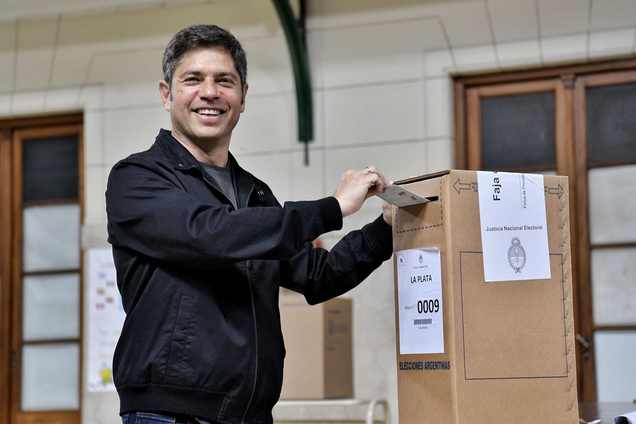 Axel Kicillof realizó la fila en su mesa y votó en La Plata.