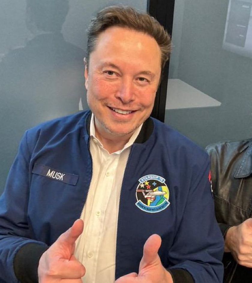 El presidente Javier Milei junto a Elon Musk, en Texas. Pulgares arriba. 