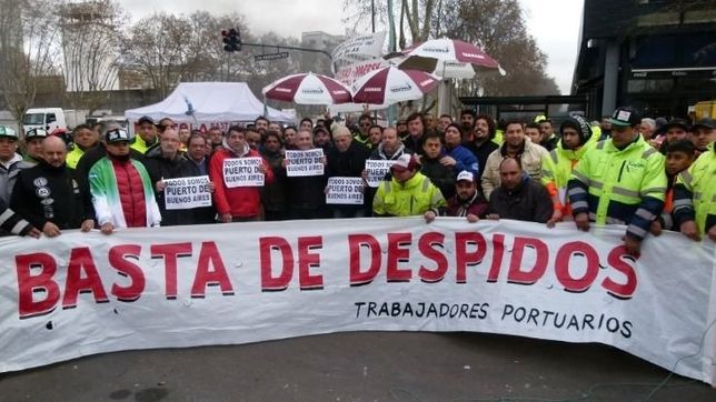 puerto de buenos aires: trabajadores acampan en rechazo a 200 despidos
