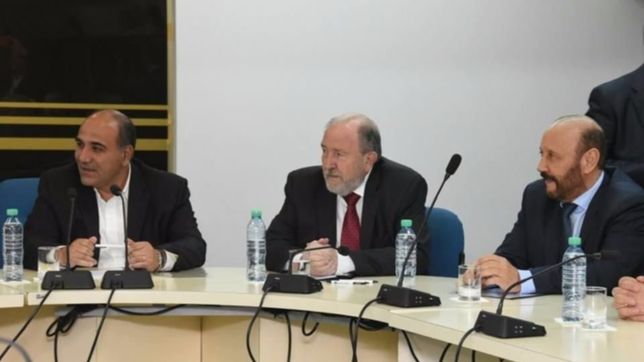 manzur presiona por el fondo sojero y remarca la linea dura de los gobernadores