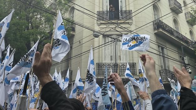 La Cámpora movilizó a la casa de Cristina Kirchner en el Día de la Lealtad Peronista y clamó por una candidatura de la exmandataria