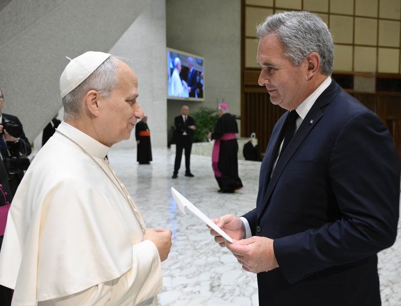 El canciller Pablo Quirno le entrega al papa León XIV la invitación para visitar Argentina