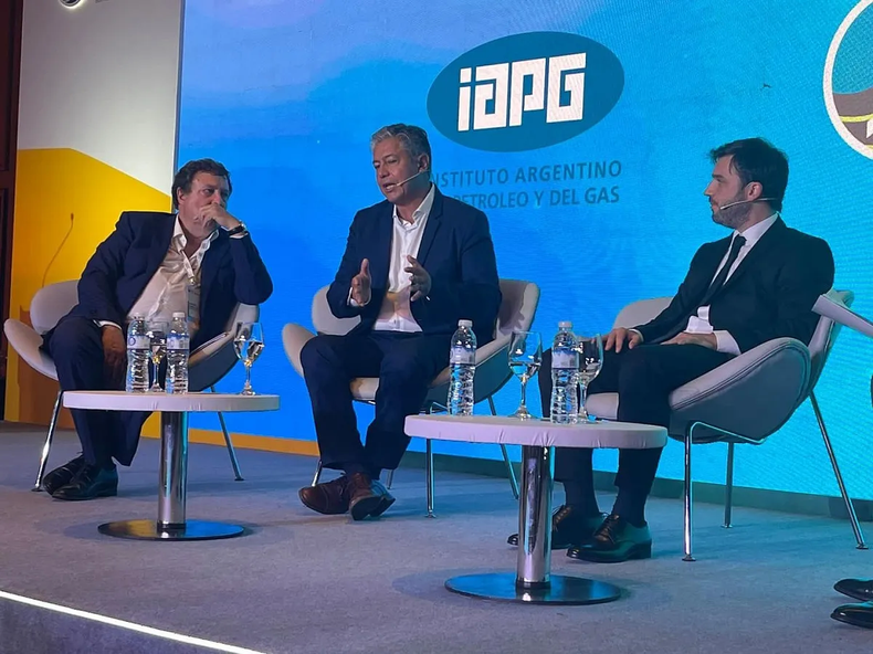 Alberto Weretilneck (Río Negro) junto a Rolando Figueroa (Neuquén) e Ignacio Torres (Chubut): legisladores de la Patagonia habían presentado como un logro el acuerdo, pero el dictamen corregido volteó el compromiso.