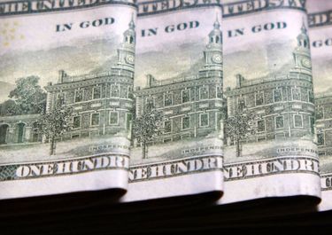 El dólar blue no frena y ya toca los $370