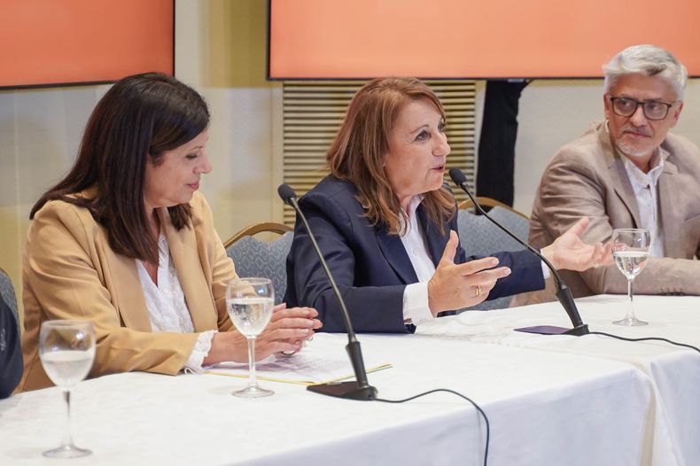 Clara García, Mónica Fein y su compañero de Fórmula Eugenio Fernández.