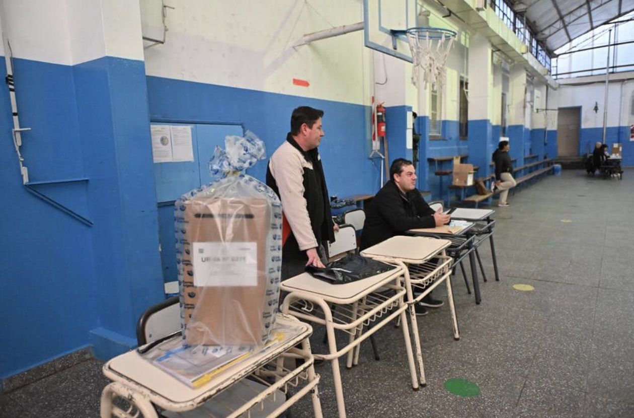 Escuela N°5 de Trelew, donde vota el candidato a la gobernación Nacho Torres