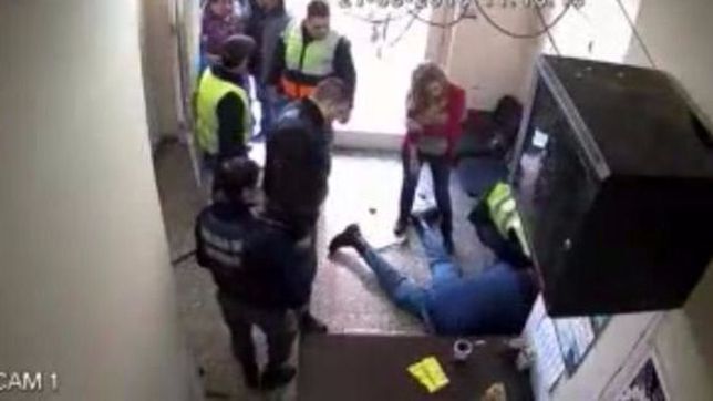 neuquen: balean a trabajador estatal en una manifestacion