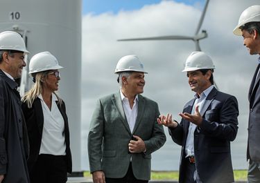 El gobernador Martín Llaryora junto a Claudio Puértolas, presidente de EPEC; la intendenta de General Levalle, Laura Rodríguez Paredes; el CEO de YPF Luz, Martín Mandarano; y el Ministro de Gobierno, Manuel Calvo, en la inauguración del parque eólico.