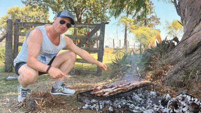 Lisandro Enrico, ministro de Obras Públicas de Santa Fe, haciendo un asado en sus vacaciones en Venado Tuerto.