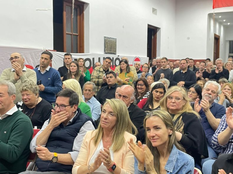 Losada, junto a Schmuck y Goity, en el comité Departamental