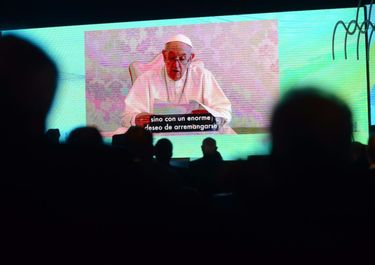 Planes o trabajo: el papa tocó música celestial para Massa en IDEA