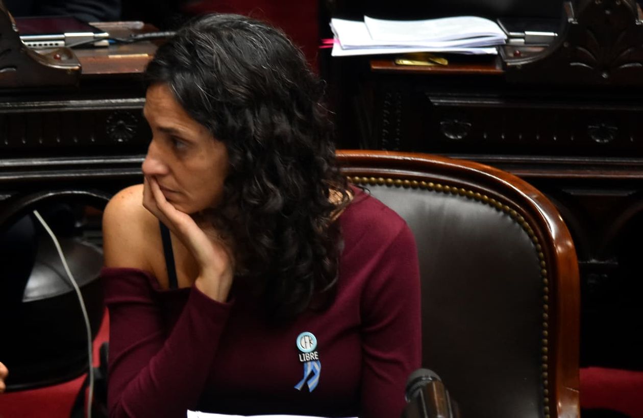 La votación de los proyectos para llevar al banquillo a Adorni fue pedida por Paula Penacca, de Unión por la Patria.