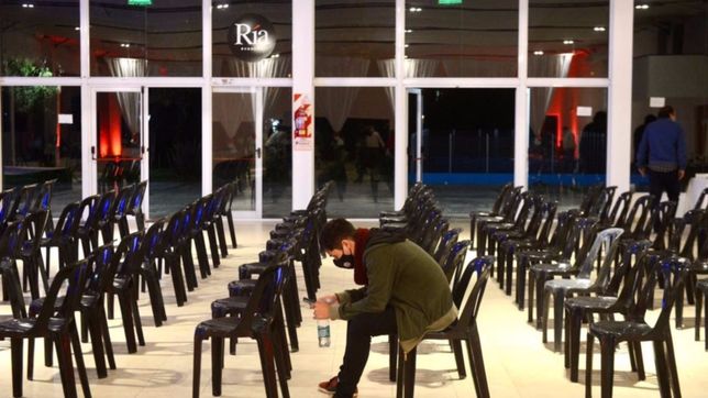 medialunas, pastafrola, telefono caliente, covid y 100 sillas vacias