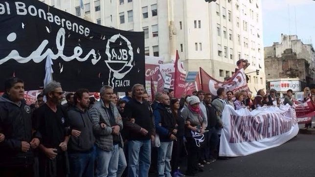 medicos y judiciales amenazan con paros si el gobierno no mejora la oferta