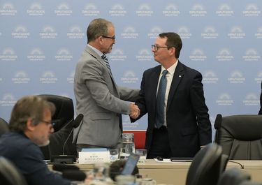 El diputado Bertie Benegas Lynch (La Libertad Avanza) y el secretario de Hacienda, Carlos Guberman. Durante el debate del Presupuesto.&nbsp;