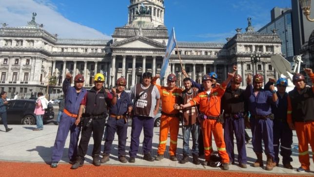 mineros de rio turbio colocan carpa frente al congreso contra despidos