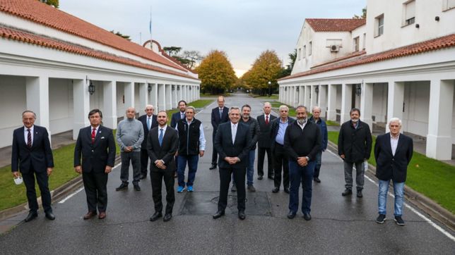 premio al campo, castigo a bancos: asi se armo la foto de la paz