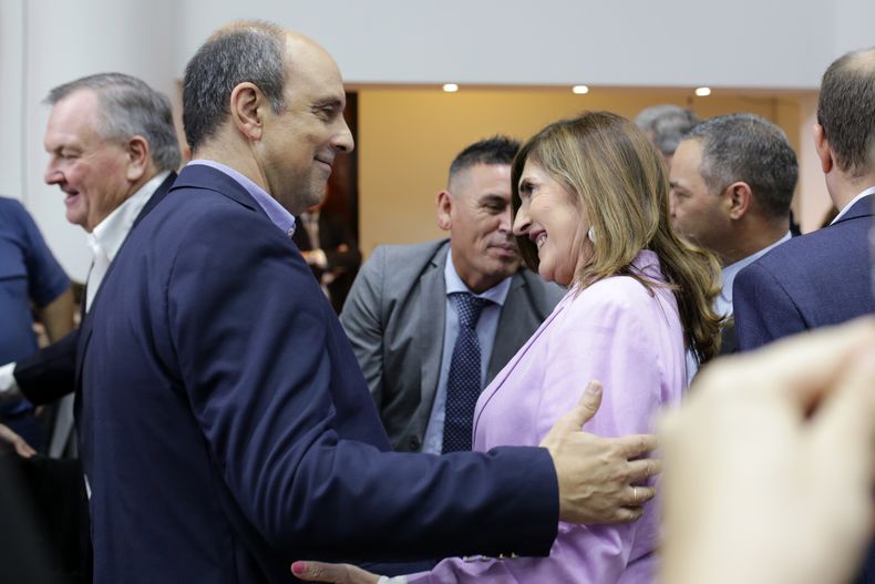 Jos&eacute; Corral y Adriana "Chuchi" Molina en la sesi&oacute;n que fue proclamada presidenta del Concejo de Santa Fe. Foto: Prensa Concejo.