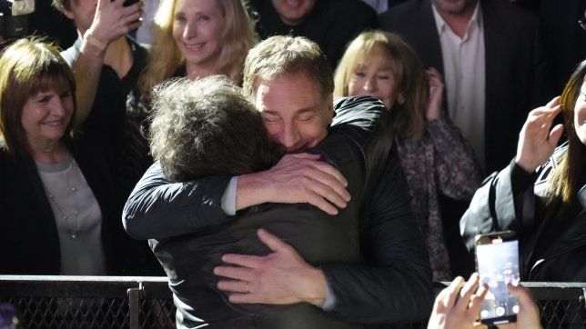 ¡Cómo te quiero, hermano! Diego Santilli y Javier Milei, en el Movistar Arena.