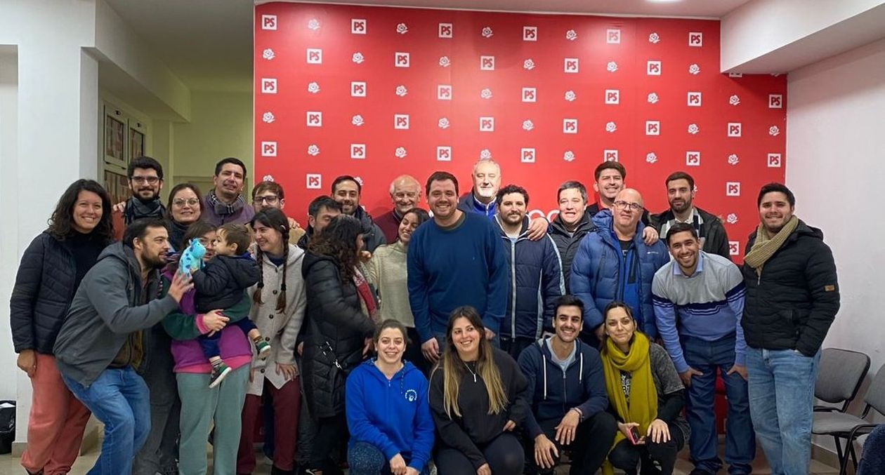 Luciano Burket, el nuevo titular del socialismo de Buenos Aires, y sus compañeros de agrupación. (Twitter)&nbsp;