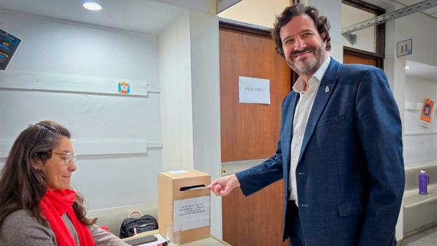 Francisco Marull, rector electo de la Universidad Nacional de La Pampa, al emitir su voto este miércoles. FOTO: www.radiokermes.com