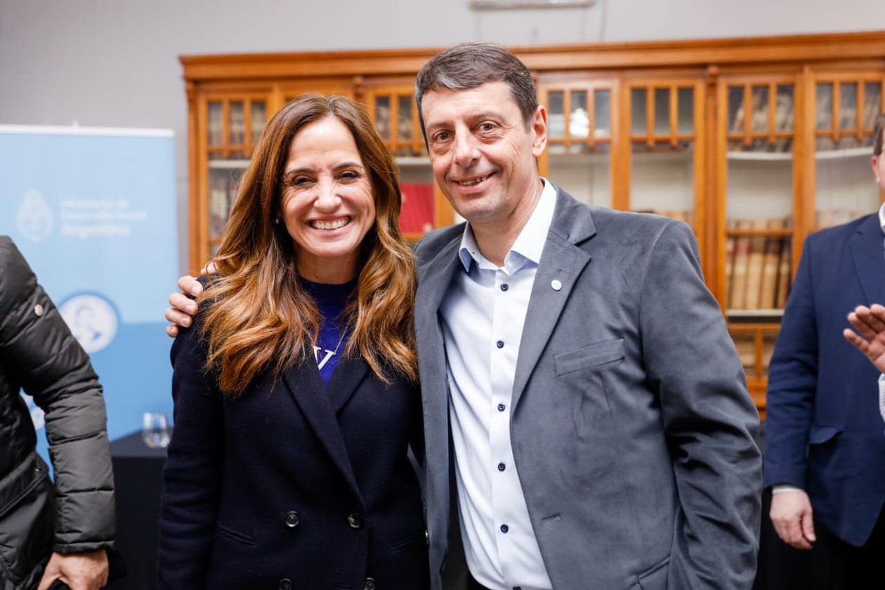 El ministro Ariel Rauschenberger, candidato a diputado nacional de Unión por la Patria en La Pampa, junto a una de las pocas visitas de campaña: la ministra Victoria Tolosa Paz.