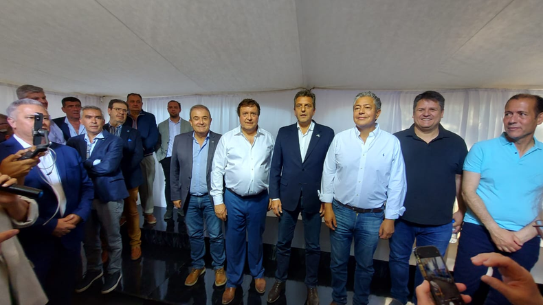 Sergio Massa con los jerarcas de Río Negro y Neuquén en el acto de Cipolletti.