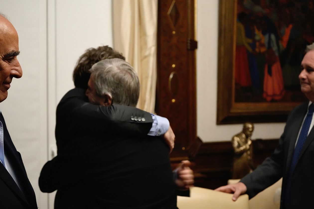 El abrazo de Javier Milei y Toto Caputo el día después de la derrota en las elecciones.&nbsp;