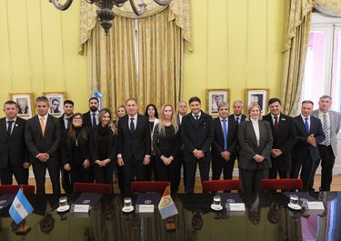 El gobernador Maximiliano Pullaro, la secretaria general Karina Milei, la diputada Romina Diez, y toda la familia ensamblada del no peronismo santafesino.