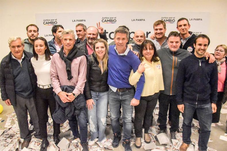 El diputado naiconal por el PRO de La Pampa, Martín Ardohain, en primer plano: es un soldado del gobierno libertario. En la foto aparecen Martín Maquieyra (también diputado nacional del PRO), Daniel Kroneberger (senador por la UCR) y Victoria Huala (senadora por el PRO). Cada cual atiende su juego.