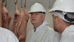 El gobernador de La Pampa, Sergio Ziliotto, en el frigorífico Bernasconi.&nbsp;