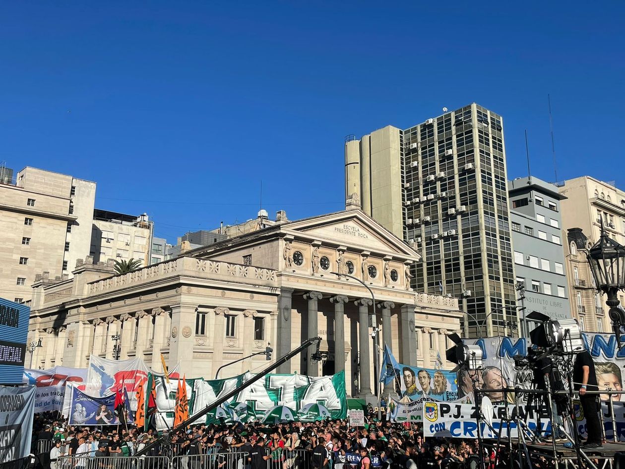 Militantes se concentran frente a Tribunales por CFK con la consigna Democracia o mafia judicial