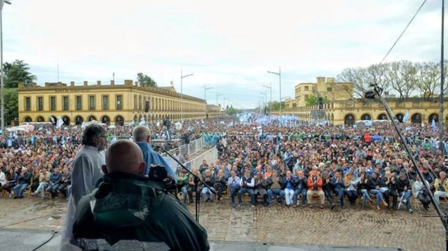 divina oposicion: la iglesia bendijo al antimacrismo duro que lidera moyano