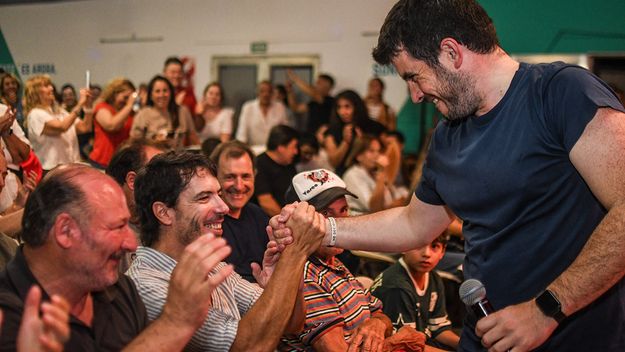 El efusivo saludo de Martín Berhongaray con el presidente de la UCR nacional Leonel Chiarela. La Pampa es una provincia en la que el radicalismo compite. FOTO: www.radiokermes.com El efusivo saludo de Martín Berhongaray con el presidente de la UCR nacional Leonel Chiarela. La Pampa es una provincia en la que el radicalismo compite. FOTO: www.radiokermes.com