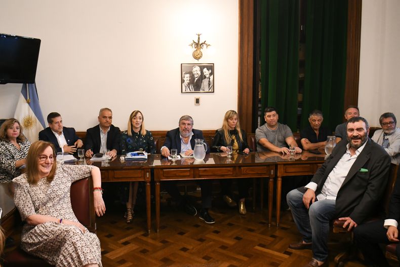 Reforma laboral: el peronismo recibió a la CGT y sale a buscar seis votos para bloquear el proyecto