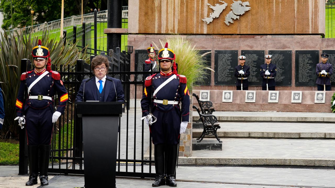 Javier Milei aprovechó el acto por Malvinas para enviar guiños a la familia militar