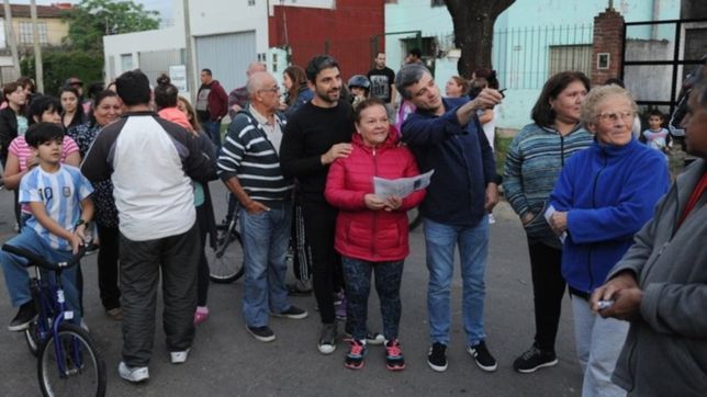 hurlingham: zabaleta superviso la colocacion de alarmas vecinales